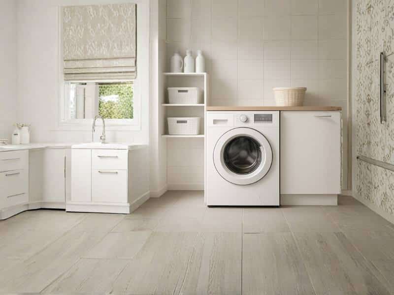 מכונת כביסה בתוך חדר כביסה